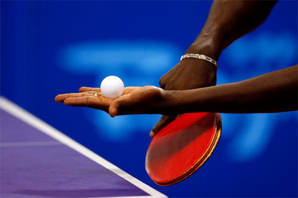 乒乓球发球规则及注意事项：先选择场地（不可触网）
