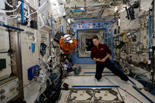 国际空间站一直有人吗：常有宇航员驻扎(科学家进行科研)