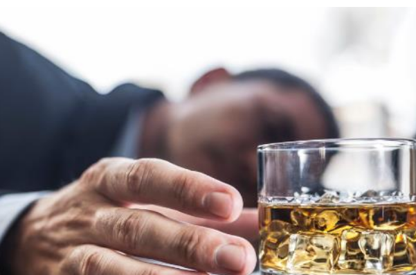 酗酒的危害主要有哪些：损害中枢神经导致痴呆(诱发心脏病)