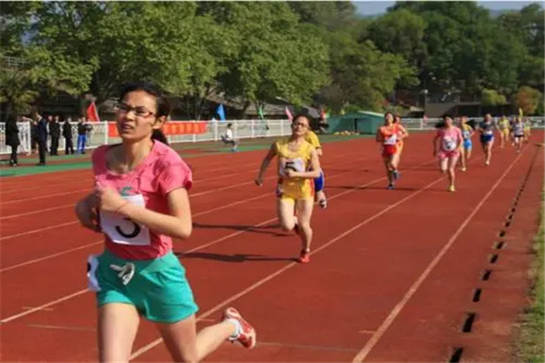 女生跑800米的诀窍：找节奏感（跑800米要注意什么）