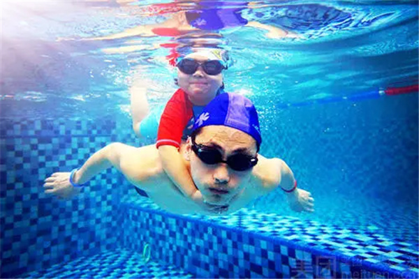 游泳是有氧运动吗：是（游泳之前应该怎么准备）