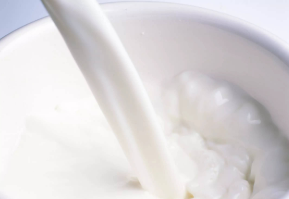 牛奶加热为什么容易溢出：由牛奶中的水分造成