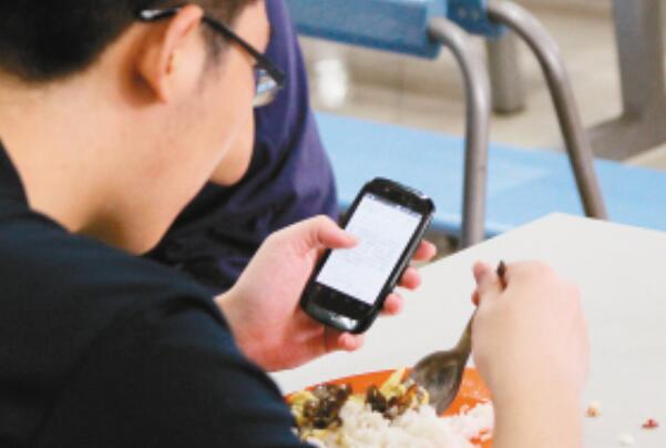 吃饭玩手机的危害：引起消化系统疾病(可能导致肿瘤)