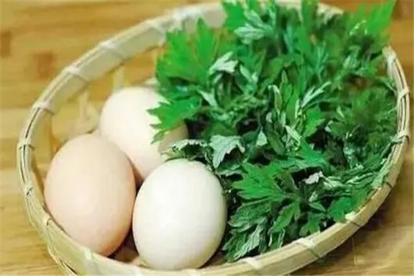 端午吃鸡蛋要放什么草：艾草（吃鸡蛋放艾草习俗的由来）