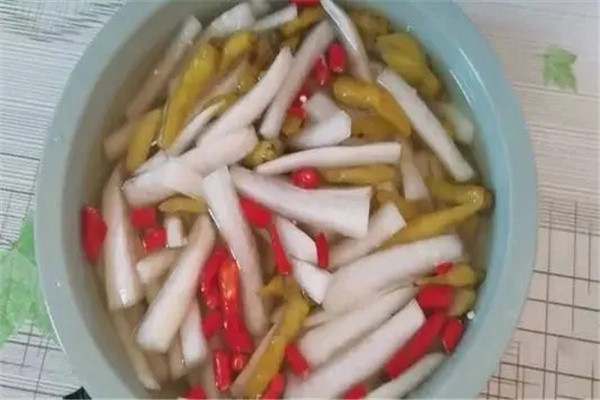 腌萝卜条的腌制方法：泡椒腌制（简单易做）