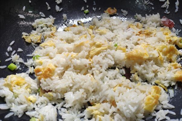 蛋炒饭怎么炒成一粒粒：米饭非常重要(一定要偏硬)