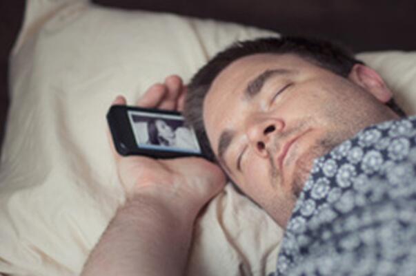手机放在枕头边的危害：对大脑造成伤害(头痛耳鸣等)