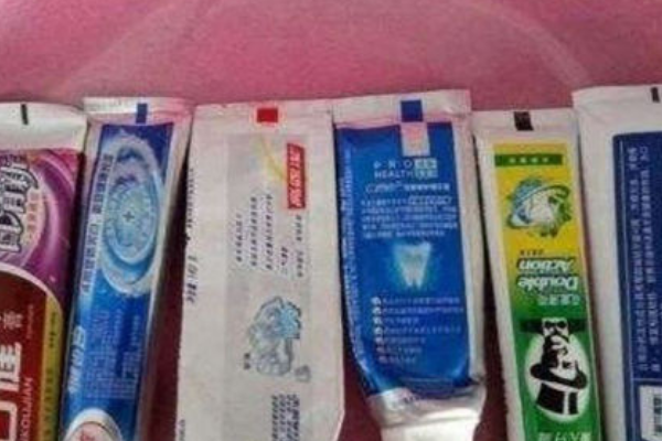 这三种牙膏千万别再买了：美白牙膏恐损害牙齿(药物牙膏)