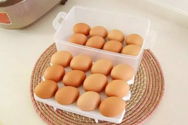 鸡蛋放冰箱好还是常温好：鸡蛋放冰箱好(可以延长保质期)