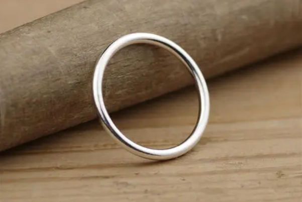 素圈戒指是什么意思：没有任何雕刻装饰的戒指(简单隽永)