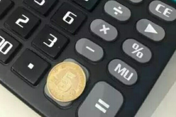 计算器上为什么要贴一个硬币：寓意财源滚滚(贴在+号键上)
