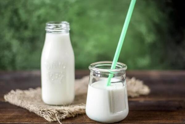 奶粉和牛奶的区别：鲜牛奶加工制作成奶粉(奶粉多糖)