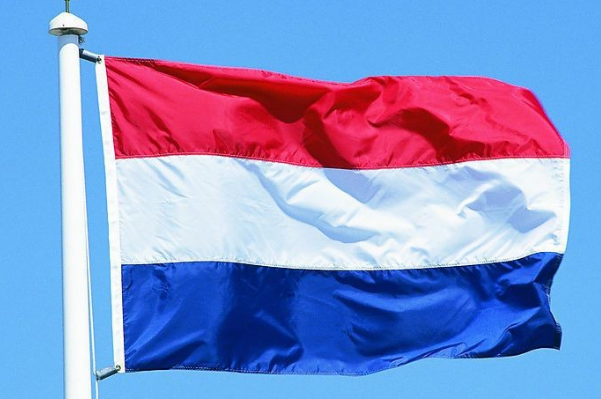世界上国旗长得很像的国家：荷兰和卢森堡(都是三色旗)