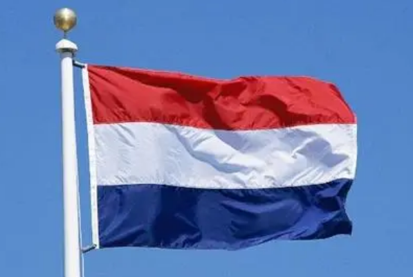 世界上国旗长得很像的国家：荷兰和卢森堡(都是三色旗)