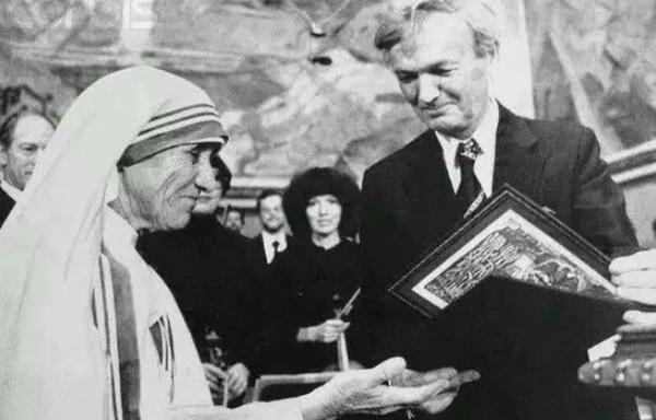 特蕾莎修女简介：1979年获诺贝尔和平奖，一生为穷人服务