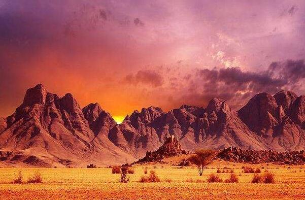 西游记中的火焰山在哪里 吐鲁番北边(山顶最高温度八十多度)