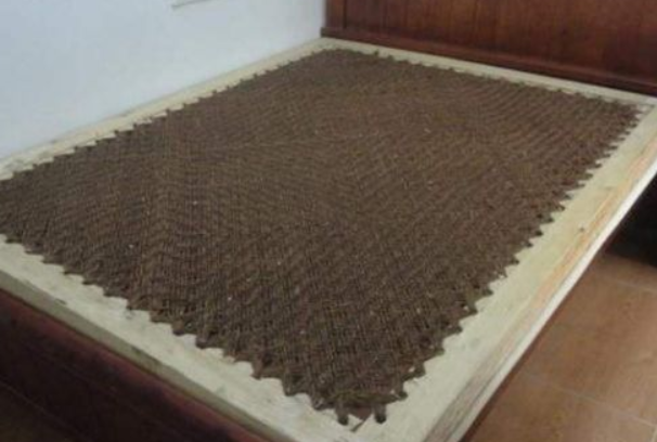 硬棕床垫和山棕床垫的区别：硬度制作材料不同(颜色不同)
