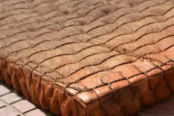 硬棕床垫和山棕床垫的区别：硬度制作材料不同(颜色不同)