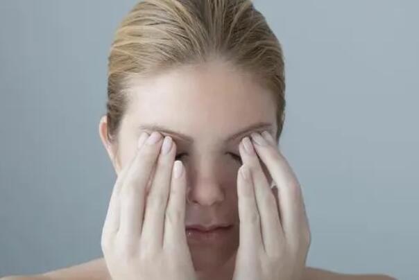 右眼皮跳是什么预兆女，可能有不好的事情发生(迷信说法)