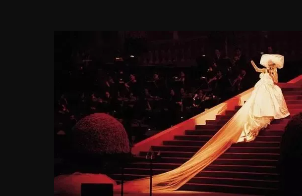 梅艳芳最后一场演唱会：身穿婚纱嫁给舞台和音乐(患癌)
