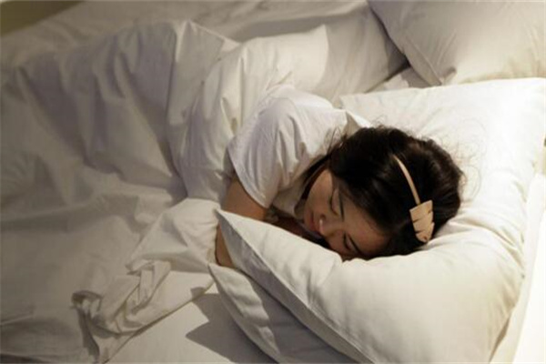 睡不着按摩三十秒入睡的手法，三个小方法(快速进入梦乡)