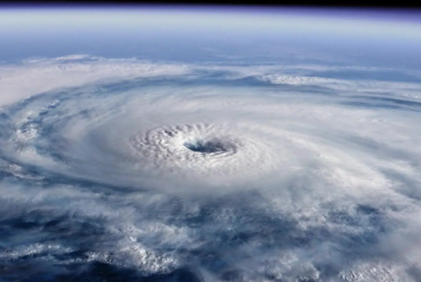 世界上第一恐怖台风：21级台风泰培(十万人受灾)