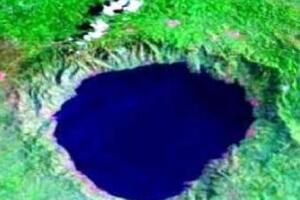 天然形成的博苏姆推湖，陨石撞击地球形成的圆锥形深坑