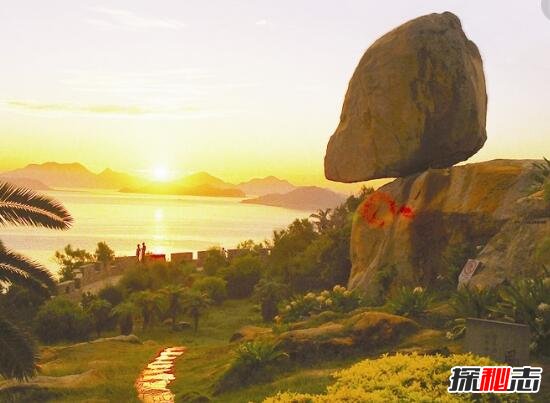 世界第一奇石，风动石悬空在悬崖边上的不倒翁(奇观)
