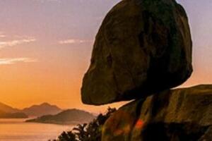 世界第一奇石，风动石悬空在悬崖边上的不倒翁(奇观)
