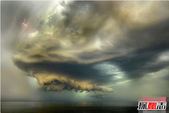 末日景象般的风暴云图片，地球被吞噬(如同世界末日/罕见)