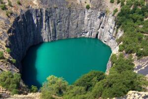 最大人力挖掘矿坑：南非金伯利钻石矿坑 钻石总量1.07米