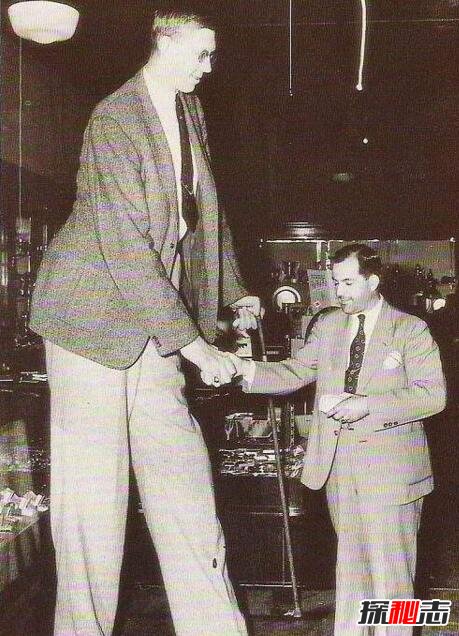 吉尼斯认证的世界最高人，罗伯特·潘兴·瓦德罗(高2.72米)