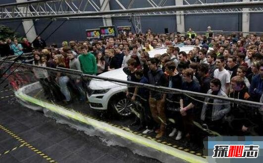 世界上最长的泡泡，装275人和一辆车刷新世界纪录