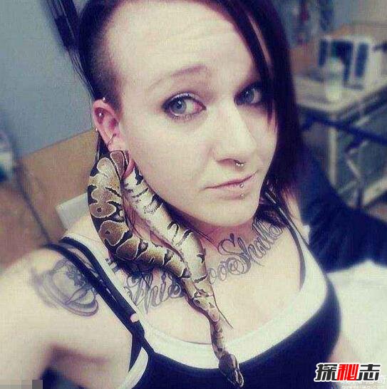 香蛇能散发香味驱虫防蚊，活香蛇被妇女当耳环图片