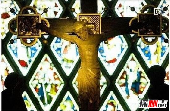 罕见耶稣神像映日奇观，英国教堂每年春秋分耶稣显灵