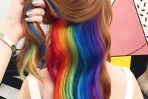 西班牙七彩头发女孩，天生拥有七种颜色的头发(美若彩虹)