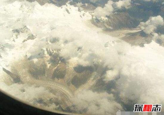 西藏雪山高空拍到两条真龙，西藏龙藏身在冰川之中(照片)