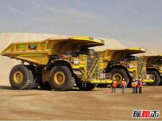 世界上最大的矿车，卡特彼勒797可载8000人(轮胎5.3吨)