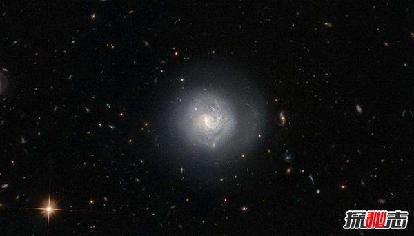 透镜星系之谜,旁边的巨大黑洞虎视眈眈