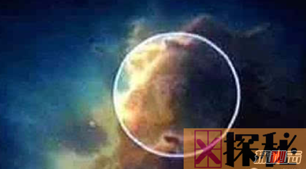 哈勃望远镜拍到老鹰星云中的人脸,一尊静佛面容严肃在打坐