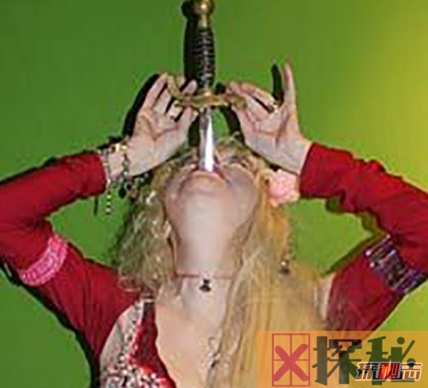嗔目结舌!世界上最古怪的10个女人,娜塔莎·韦鲁什卡能吞14把剑