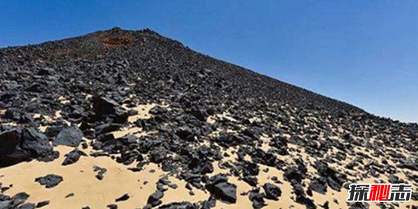 奇怪的黑色沙漠：黄沙上覆盖黑色石头（位于埃及）