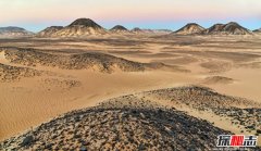 奇怪的黑色沙漠：黄沙上覆盖黑色石头（位于埃及）