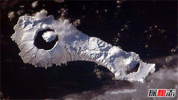 岛中之岛：人眼一般的温弥古丹岛（火山喷发所致）