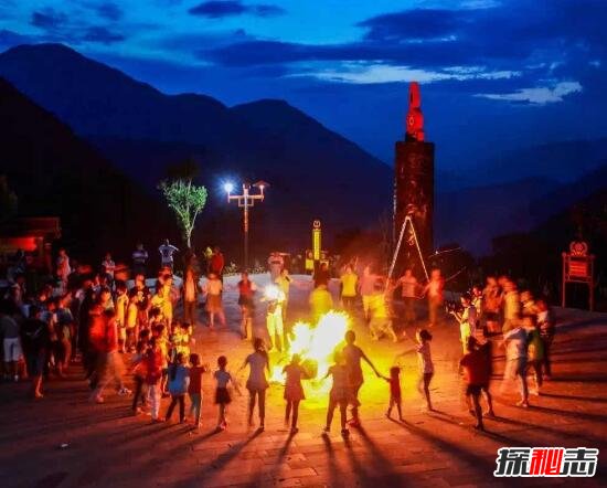古老传统的彝族火把节，彝族人民的新年(农历6月24日)