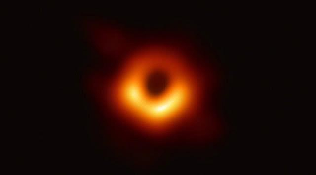 爱因斯坦对黑洞的解释被应验，人类首次捕获黑洞照片