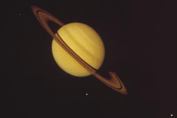 土星有多少颗卫星?目前已知62个卫星（土卫六最大）