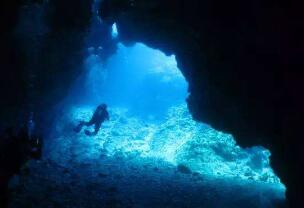 世界上最深的海沟，马里亚纳海沟深度11034米(地球最深处)
