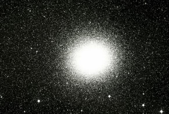 红巨星人马座kw，宇宙最大的恒星之一/可以装下10亿颗太阳