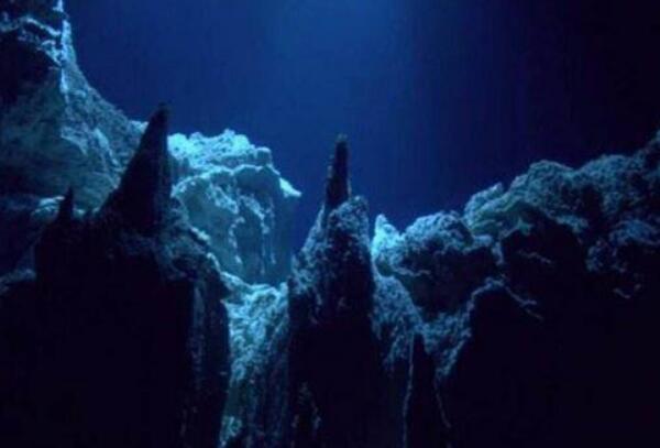世界上最深的深渊，马里亚纳海沟（最深处10911米）